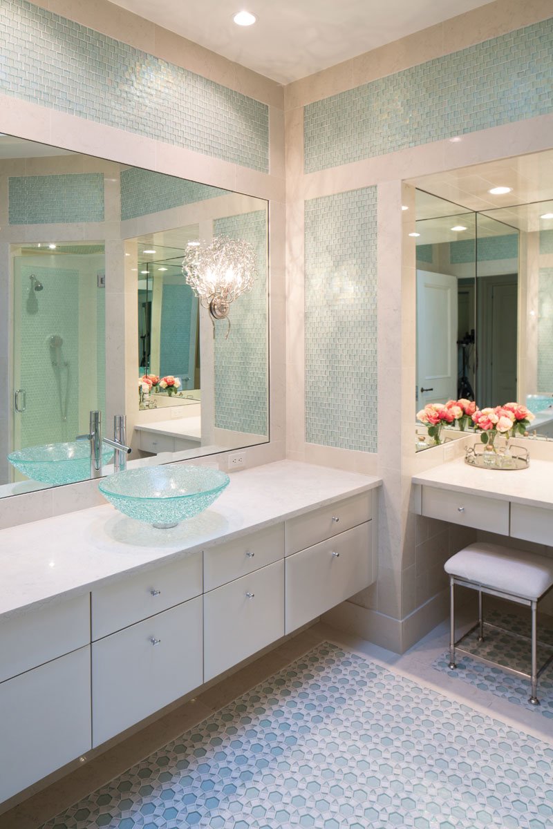 Glass tiles in Caroline’s bathroom evoke the feel of the Caribbean. 